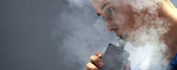 Участник на специализированной выставке vape-индустрии, фото из архива - Sputnik Азербайджан