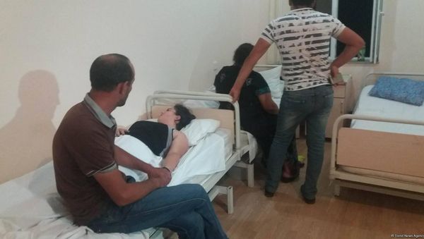Отравившиеся от дыма пожара в общежитии в Сумгайыте в больнице скорой медицинской помощи города - Sputnik Азербайджан