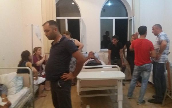 Отравившиеся от дыма пожара в общежитии в Сумгайыте в больнице скорой медицинской помощи города - Sputnik Азербайджан
