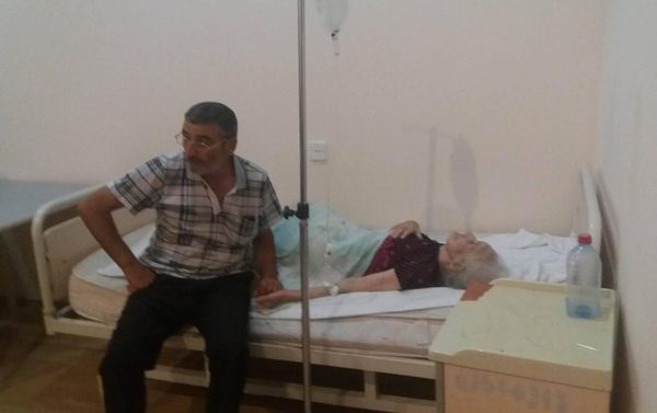 Отравившиеся от дыма пожара в общежитии в Сумгайыте в больнице скорой медицинской помощи города - Sputnik Азербайджан