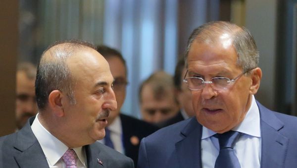 Министр иностранных дел РФ Сергей Лавров и министр иностранных дел Турции Мевлют Чавушоглу во время встречи на полях АСЕАН в Маниле - Sputnik Азербайджан