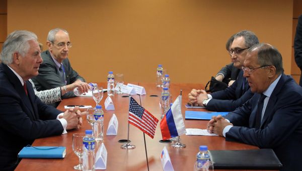 Министр иностранных дел РФ Сергей Лавров и государственный секретарь США Рекс Тиллерсон во время встречи на полях АСЕАН в Маниле - Sputnik Азербайджан