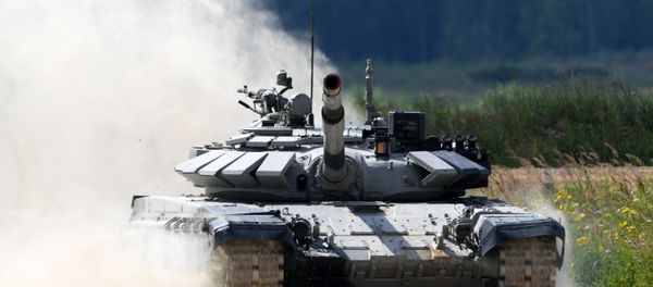 Экипаж команды армии Казахстана участвует в индивидуальной гонке соревнований по танковому биатлону Армейских международных Игр-2017 на подмосковном полигоне Алабино - Sputnik Азербайджан