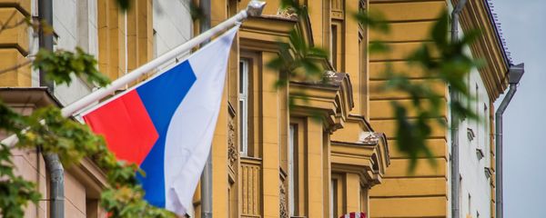 Флаги России и США перед зданием посольства Соединенных Штатов Америки в Москве, 30 июля 2017 года Флаги России и США перед зданием посольства Соединенных Штатов Америки в Москве, 30 июля 2017 года - Sputnik Азербайджан