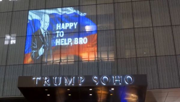 Кадры акции у Башни Трампа, когда на ней появилось изображение Путина - Sputnik Азербайджан