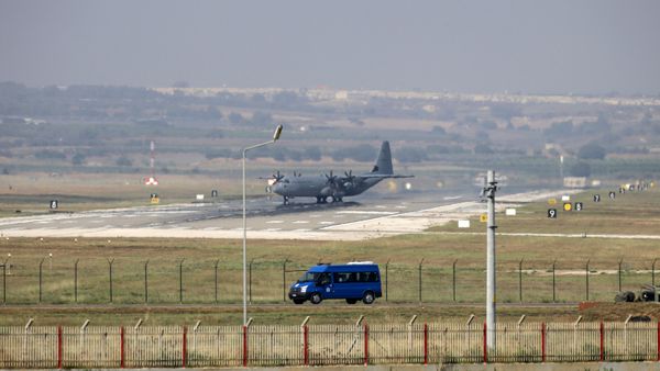 Военно-транспортный самолет ВВС США С-130 Hercules на авиабазе Инджирлик в Турции, 20 июля 2015 года - Sputnik Азербайджан