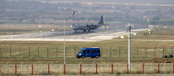 Военно-транспортный самолет ВВС США С-130 Hercules на авиабазе Инджирлик в Турции, 20 июля 2015 года Военно-транспортный самолет ВВС США С-130 Hercules на авиабазе Инджирлик в Турции, 20 июля 2015 года - Sputnik Азербайджан