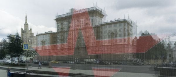 Здание посольства США в РФ отражается в окне магазина Армия России в Москве, 3 августа 2017 года - Sputnik Азербайджан