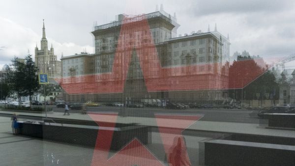 Здание посольства США в РФ отражается в окне магазина Армия России в Москве, 3 августа 2017 года - Sputnik Азербайджан
