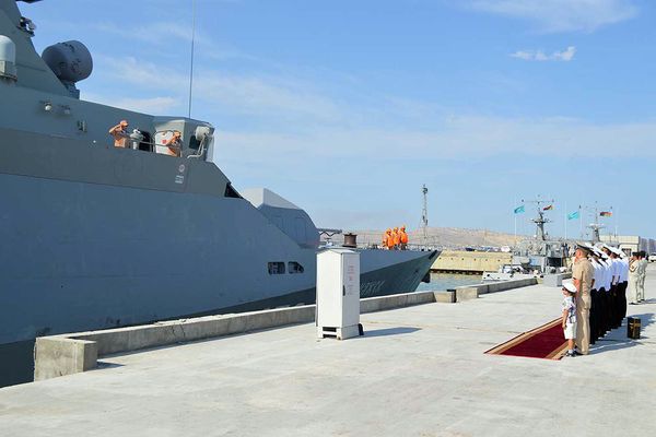 Малый ракетный корабль Град Свияжск ВМФ России покидает Бакинский порт  - Sputnik Азербайджан