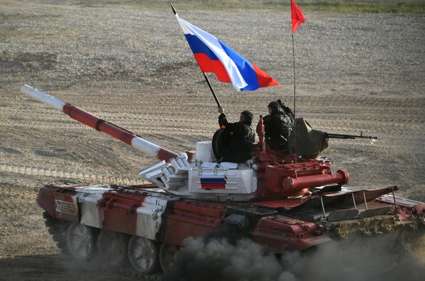 Танк команды армии России в финальной эстафете на соревнованиях по танковому биатлону Армейских международных Игр-2017 на подмосковном полигоне Алабино - Sputnik Азербайджан