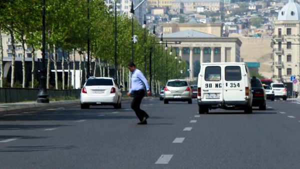 Мужчина перебегает дорогу в Баку, фото из архива - Sputnik Азербайджан