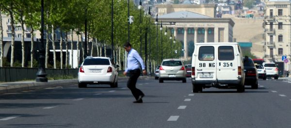 Мужчина перебегает дорогу в Баку, фото из архива - Sputnik Азербайджан