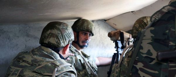 Первый заместитель премьер-министра Ягуб Эюбов и министр обороны Закир Гасанов посетили военные части в прифронтовой зоне - Sputnik Азербайджан