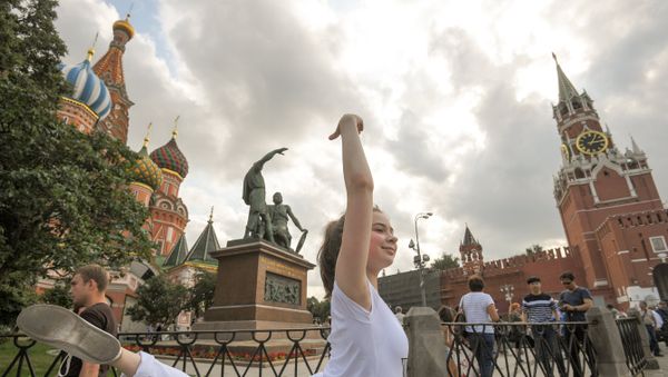 Перформанс участницы из Беларуси Марии Радионовой на Красной площади - Sputnik Азербайджан