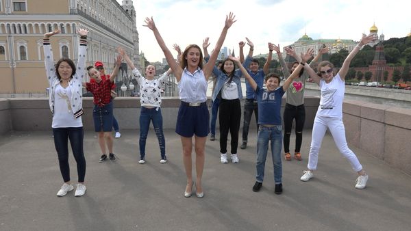 Эмма Гаджиева прогулялась с участниками конкурса Ты супер! Танцы по Москве - Sputnik Азербайджан