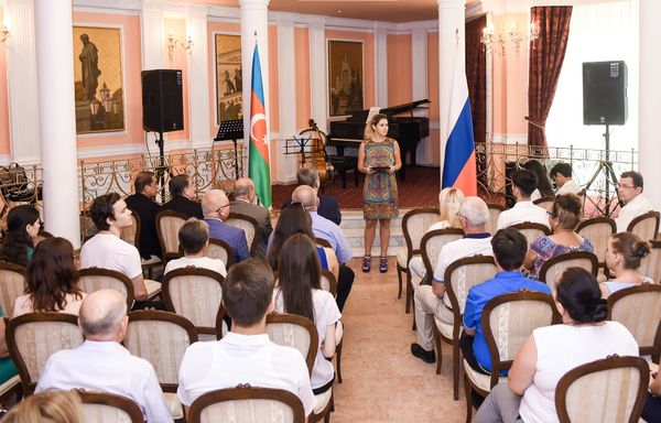 Проводы азербайджанских студентов на учебу в Россию в посольстве РФ в Баку - Sputnik Азербайджан