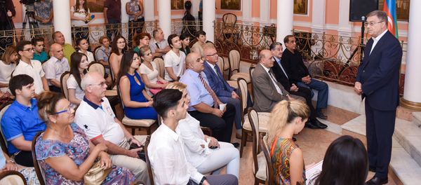 Проводы азербайджанских студентов на учебу в Россию в посольстве РФ в Баку - Sputnik Азербайджан