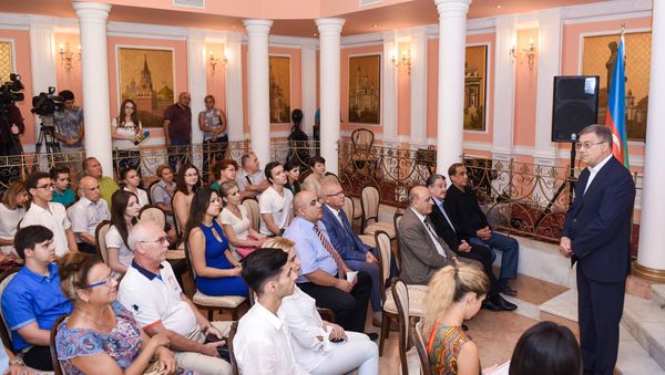 Проводы азербайджанских студентов на учебу в Россию в посольстве РФ в Баку - Sputnik Азербайджан