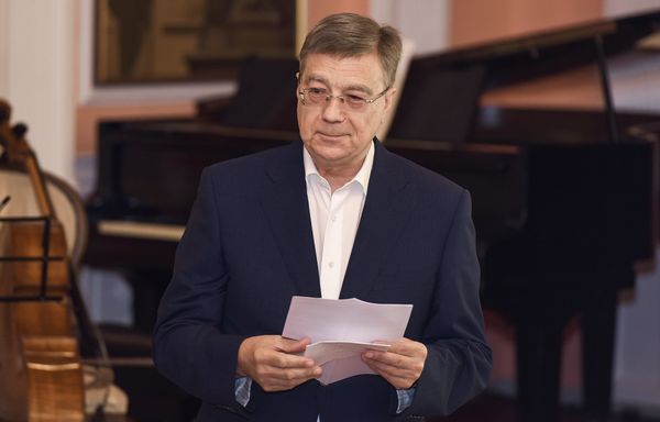 Чрезвычайный посол РФ в Азербайджане Владимир Дорохин на проводах азербайджанских студентов на учебу в Россию - Sputnik Азербайджан