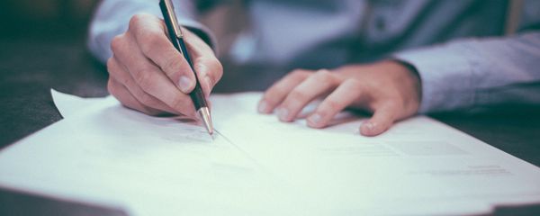 Человек, работающий с документами  - Sputnik Азербайджан