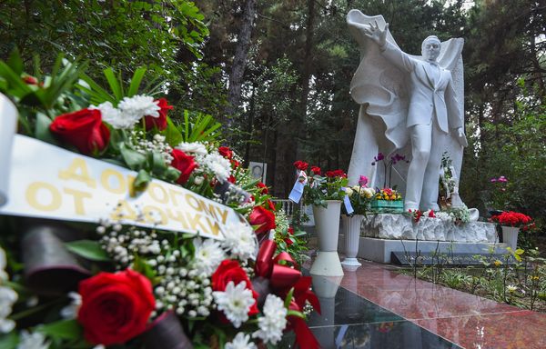 В Баку на Аллее почетного захоронения почтили память Муслима Магомаева в день его 75-летия - Sputnik Азербайджан