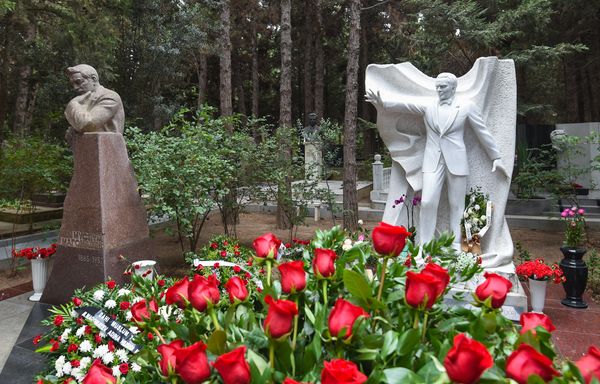 В Баку на Аллее почетного захоронения почтили память Муслима Магомаева в день его 75-летия В Баку на Аллее почетного захоронения почтили память Муслима Магомаева в день его 75-летия - Sputnik Азербайджан