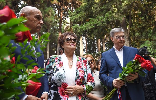 В Баку на Аллее почетного захоронения почтили память Муслима Магомаева в день его 75-летия - Sputnik Азербайджан
