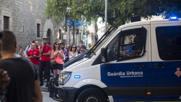 Автомобиль полиции на месте теракта в Барселоне  - Sputnik Азербайджан