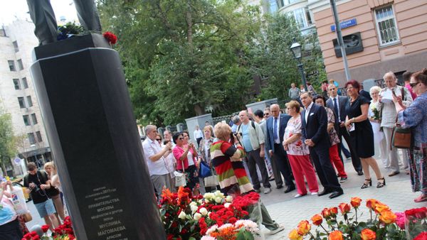 Памятник Муслиму Магомаеву в Москве - Sputnik Азербайджан