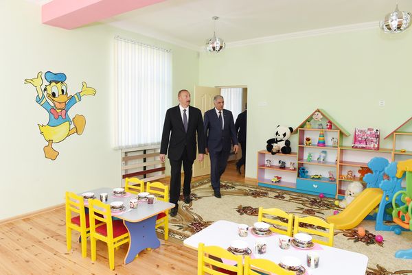 Президент Ильхам Алиев знакомится с условиями, созданными в детском саду в Самухе. 19 августа 2017 года - Sputnik Азербайджан