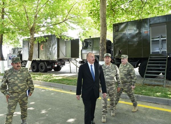 Ильхам Алиев в мобильном полевом хирургическом госпитале Минобороны АР - Sputnik Азербайджан