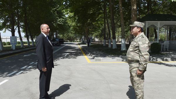 Начальник Генштаба ВС Наджмеддин Садыков отдает рапорт Верховному Главнокомандующему Ильхаму Алиеву - Sputnik Азербайджан