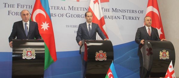 Главы МИД Азербайджана, Грузии и Турции Эльмар Мамедъяров, Михаил Джанелидзе и Мовлют Чавушоглу (слева направо) во время встречи в Тбилиси, 19 февраля 2016 года - Sputnik Азербайджан