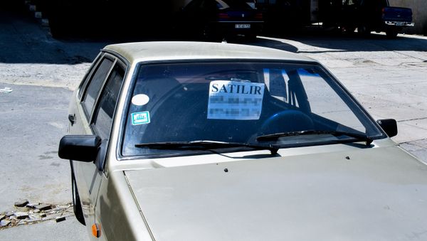 Листок со словом Продается под лобовым стеклом автомобиля, фото из архива - Sputnik Азербайджан