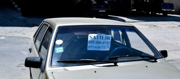 Листок со словом Продается под лобовым стеклом автомобиля, фото из архива - Sputnik Азербайджан