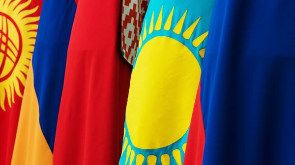 Флаги Киргизии, Армении, Белоруссии, Казахстана и России - стран-участниц Евразийского экономического союза - Sputnik Азербайджан