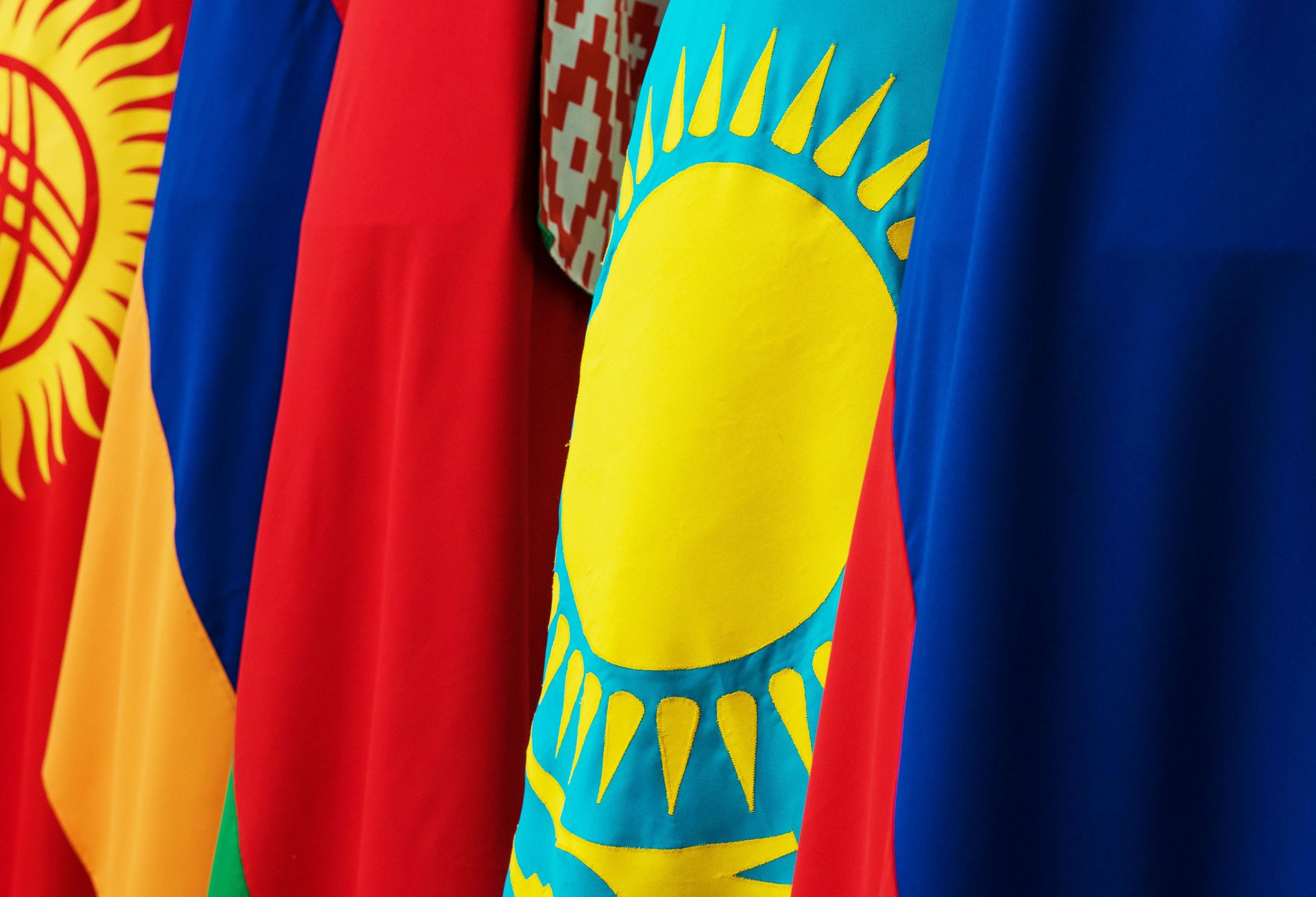 Флаги Киргизии, Армении, Белоруссии, Казахстана и России - стран-участниц Евразийского экономического союза - Sputnik Азербайджан, 1920, 25.12.2023