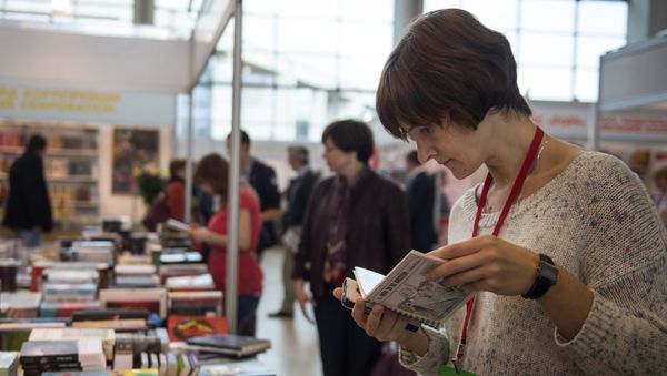 Девушка за чтением книги на международной книжной выставке-ярмарке, фото из архива - Sputnik Азербайджан