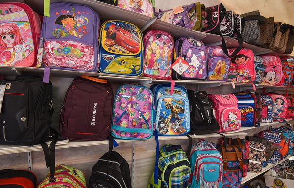 Палаточные школьные ярмарки около станций метро в Баку - Sputnik Азербайджан