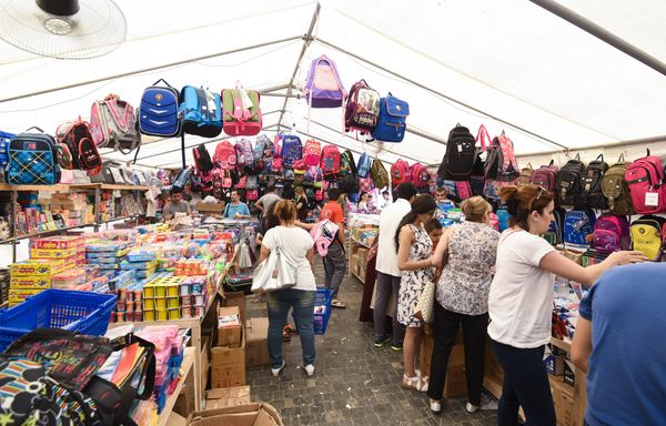 Палаточные школьные ярмарки около станций метро в Баку - Sputnik Азербайджан