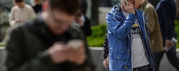 Мужчина говорит по телефону, фото из архива - Sputnik Азербайджан