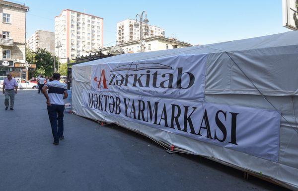 Палаточные школьные ярмарки около станций метро в Баку - Sputnik Азербайджан