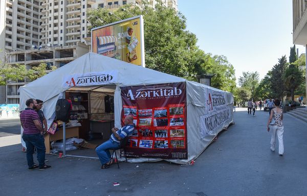 Палаточные школьные ярмарки около станций метро в Баку - Sputnik Азербайджан