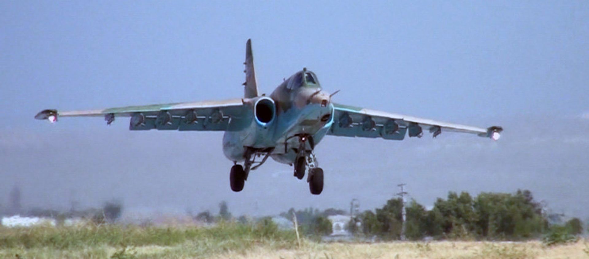 Naxçıvanda Əlahiddə Ümumqoşun Ordunun aviasiya hərbi hissəsinin SU-25 hücum təyyarələri təlim uçuşları həyata keçirib Naxçıvanda Əlahiddə Ümumqoşun Ordunun aviasiya hərbi hissəsinin SU-25 hücum təyyarələri təlim uçuşları həyata keçirib - Sputnik Азербайджан, 1920, 05.04.2021