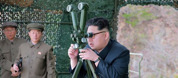 Ким Чен Ын наблюдает за запуском баллистической ракеты, фото из архива - Sputnik Азербайджан