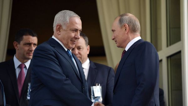 Президент РФ Владимир Путин и премьер-министр Израиля Биньямин Нетаньяху (слева на первом плане) во время встречи, фото из архива - Sputnik Азербайджан