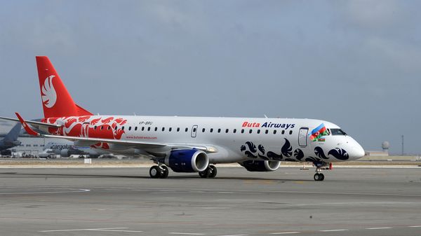 İlham Əliyev “Buta Airways” aviaşirkətinin “Embraer 190” təyyarəsi ilə tanış olub / - Sputnik Азербайджан