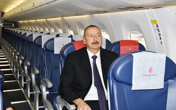 Президент Ильхам Алиев ознакомился с самолетом Embraer 190 авиакомпании Buta Airways - Sputnik Азербайджан