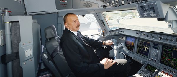 Президент Ильхам Алиев ознакомился с самолетом Embraer 190 авиакомпании Buta Airways - Sputnik Азербайджан